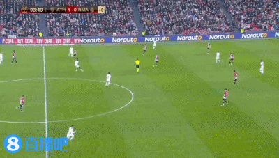 在与新西兰女足的友谊赛中，克尔受邀在一位球迷的孕肚上签名